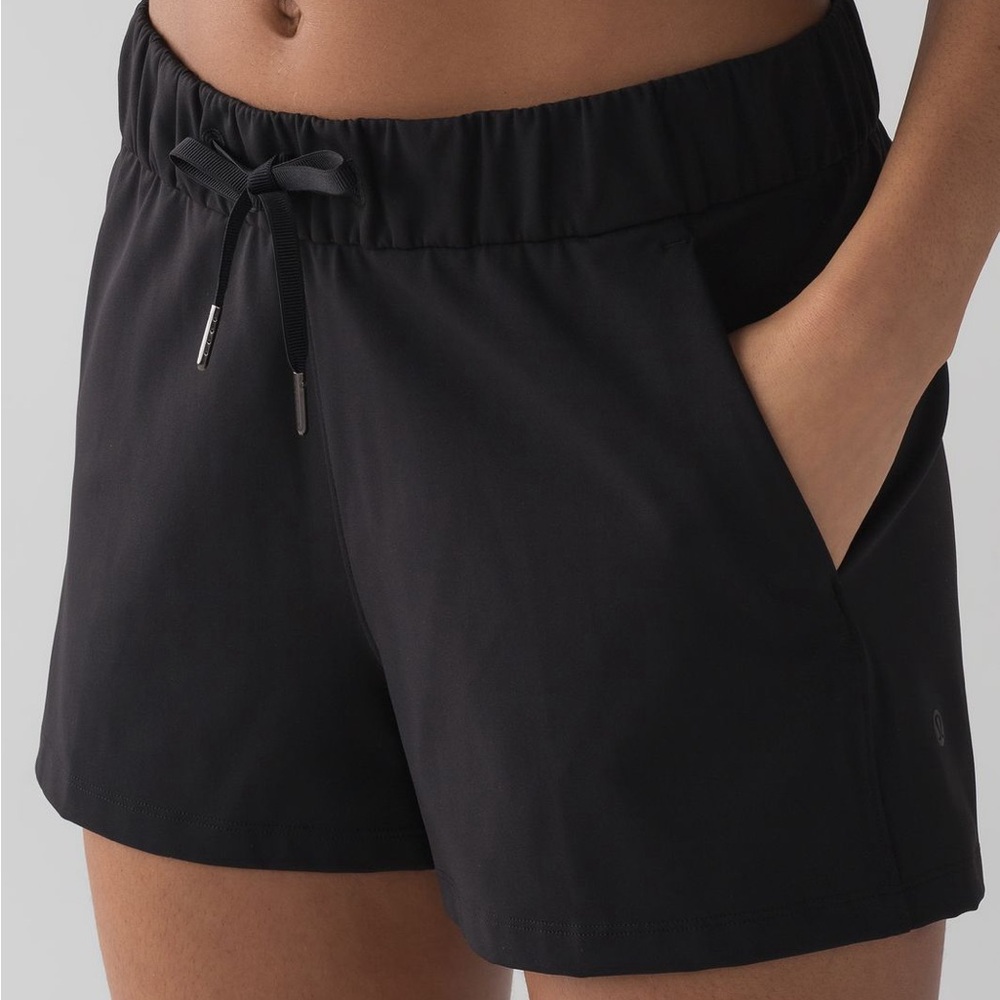 Lululemon Black on the fly shorts 2.5 inch